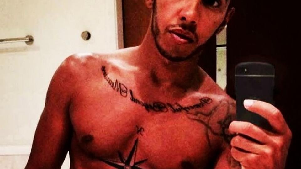Lewis Hamilton ukázal své tělo, které zdobí několik tetování.